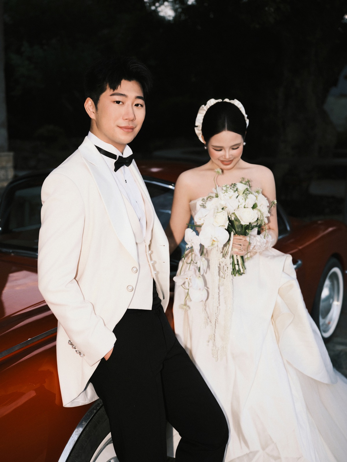 新人在复古婚车旁