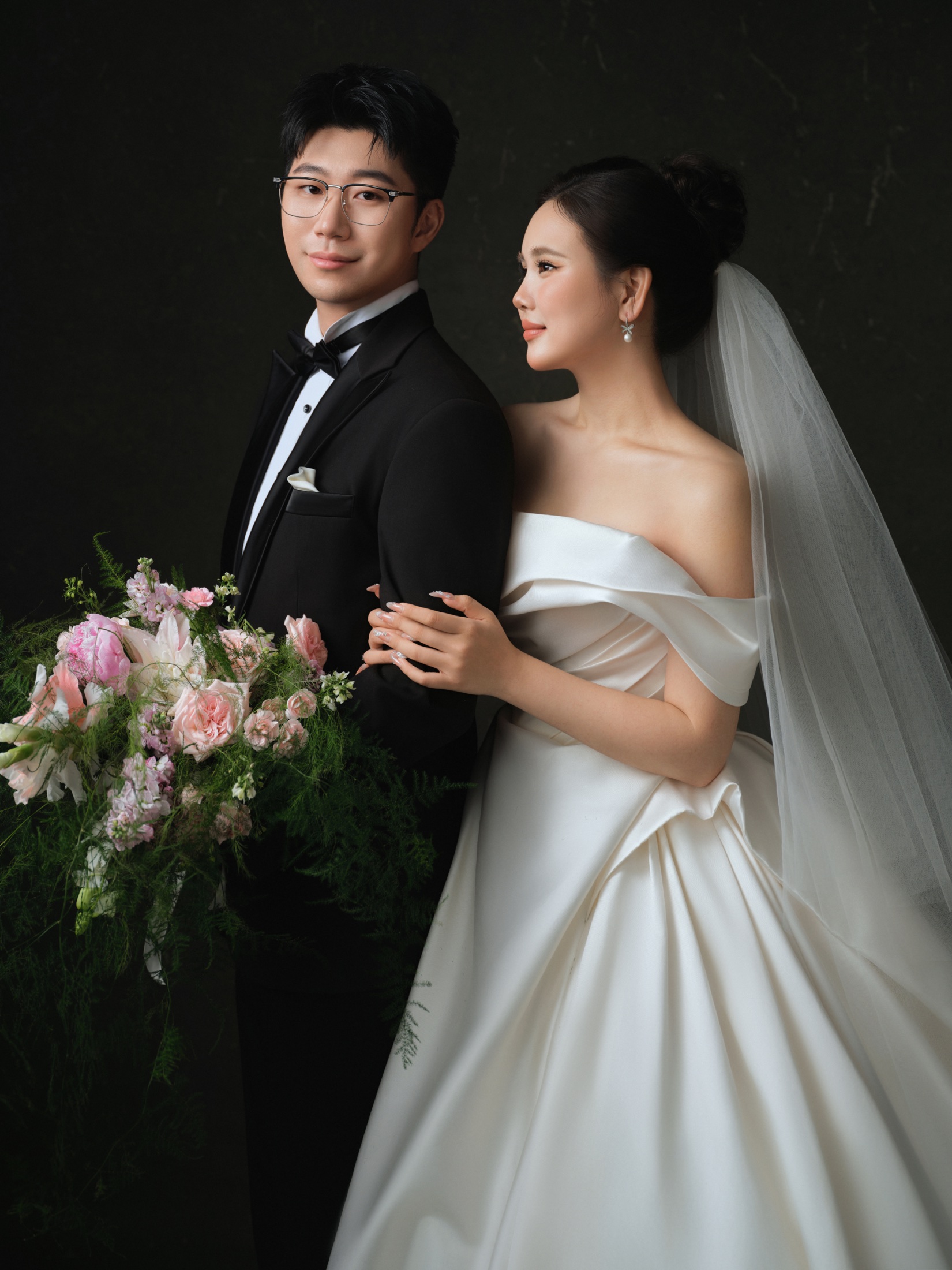 张明远与王蕾亲密相依